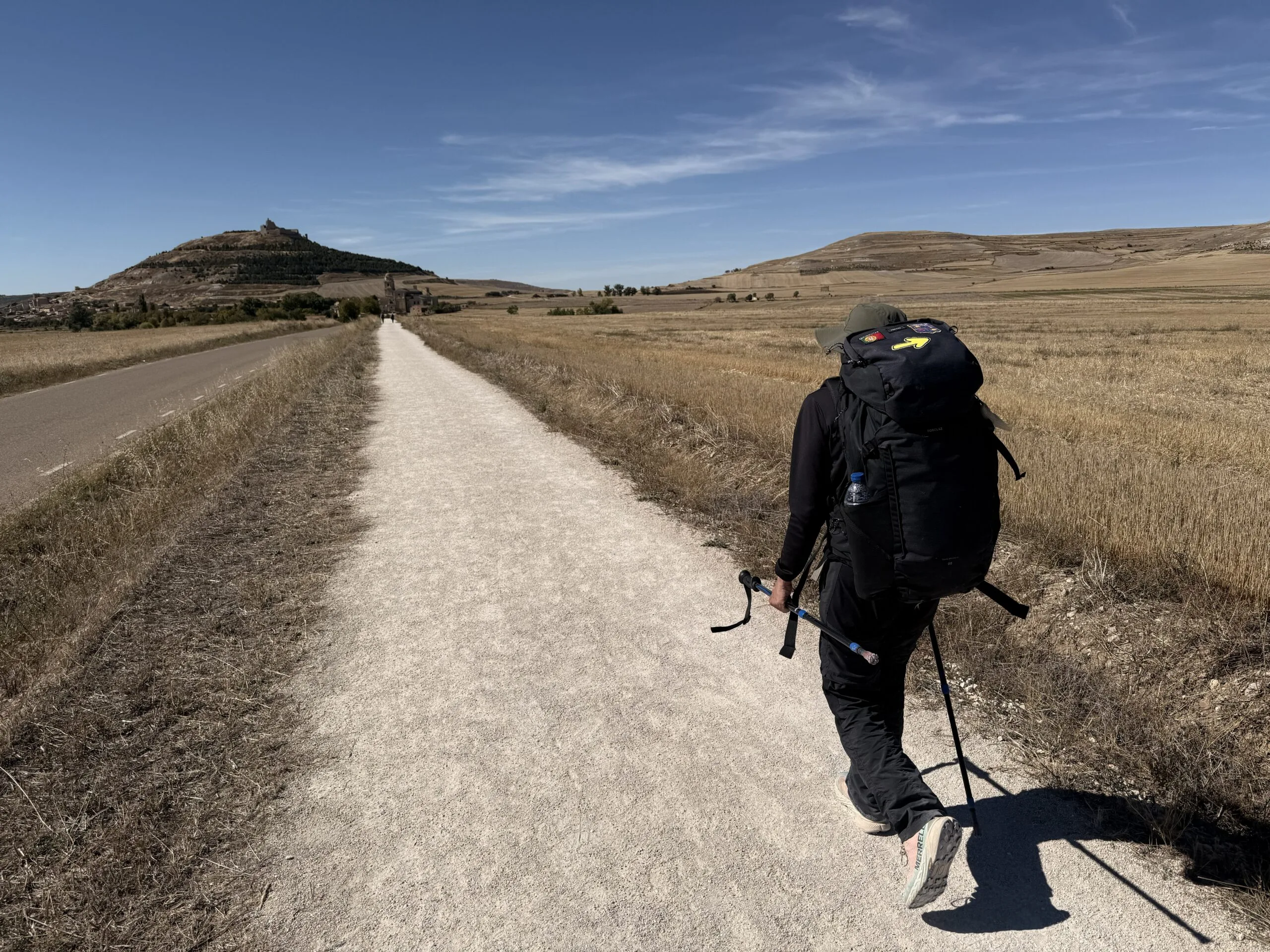 Pilger auf dem Jakobsweg durch die kastilische Hochebene
